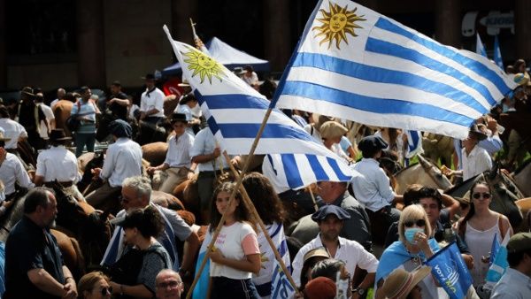 Uruguayos movilizados a favor y en contra de la LUC