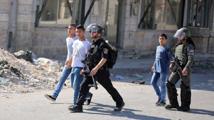 Fuerzas militares de Israel detienen a palestinos en Cisjordania ocupada