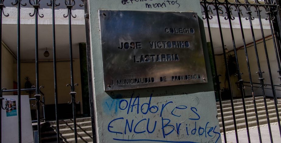Fiscalía: Investigación a estudiantes del Liceo Lastarria será por delitos de almacenamiento y distribución de pornografía infantil, y amenazas contra menores