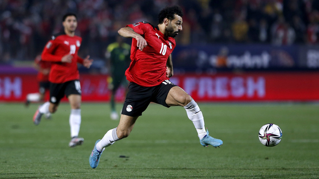 VIDEO| Un grupo de hinchas «ataca» con punteros láser a Mohamed Salah y este falla un penalti que fue decisivo en la eliminatoria para el Mundial de Fútbol Qatar 2022