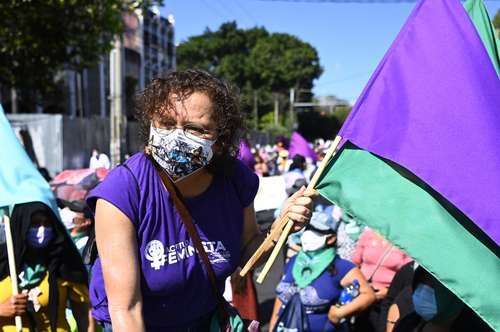 Tras 13 años en prisión liberan a salvadoreña condenada por aborto