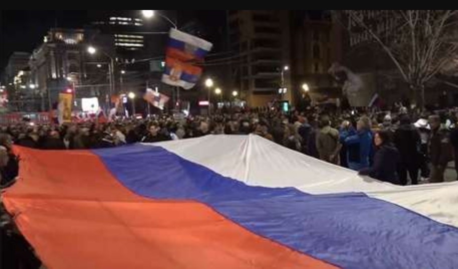 Miles de personas salen a marchar en Serbia para conmemorar el 23º aniversario de los bombardeos contra Yugoslavia: «Estamos en contra de la OTAN»