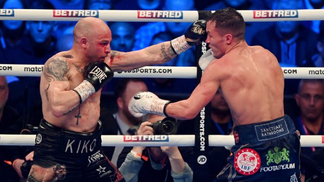 Josh Warrington gana el título de peso pluma tras someter a golpes a Kiko Martínez en pelea marcada por cabezazos, sangre y una mandíbula rota