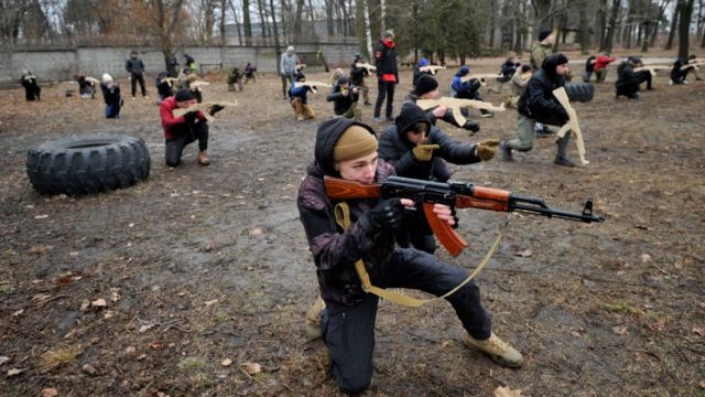 Presidente de Ucrania firma ley que permite a civiles obtener armas y usarlas contra los rusos