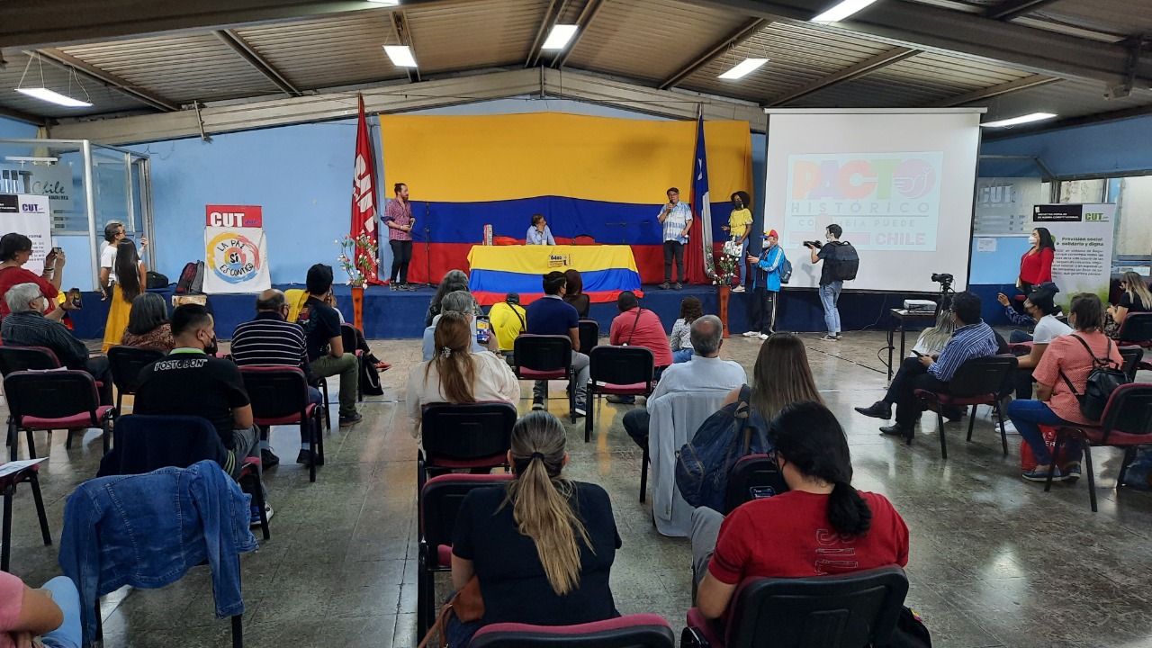 Gustavo Petro se reunió con colombianos residenciados en Chile y llamó a construir un eje progresista de nuevo tipo en América Latina