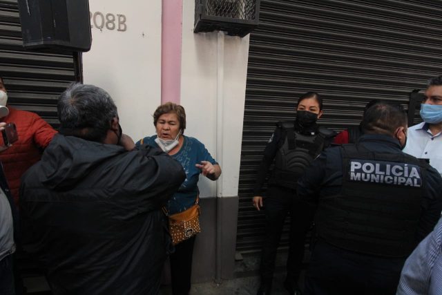 Impiden a mujer diálogo con Eduardo Rivera tras retiro de su puesto ambulante