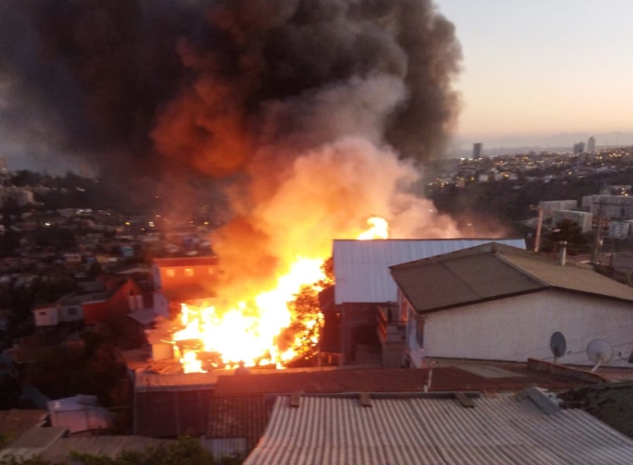 Reportan ocho casas afectadas por incendio en cerro San Roque de Valparaíso