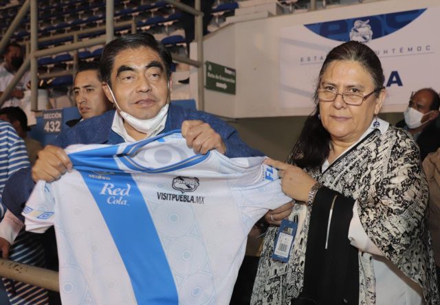Convive Barbosa con animadores del Puebla en empate 2-2 con Santos