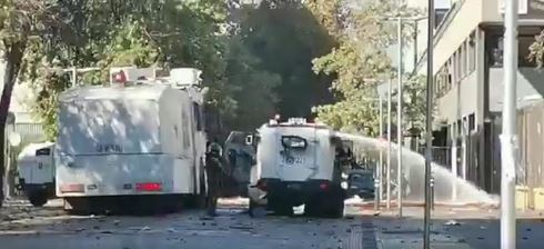 Carabineros reprime a estudiantes que intentaron realizar manifestación por el Día del Joven Combatiente en las afueras del Instituto Nacional