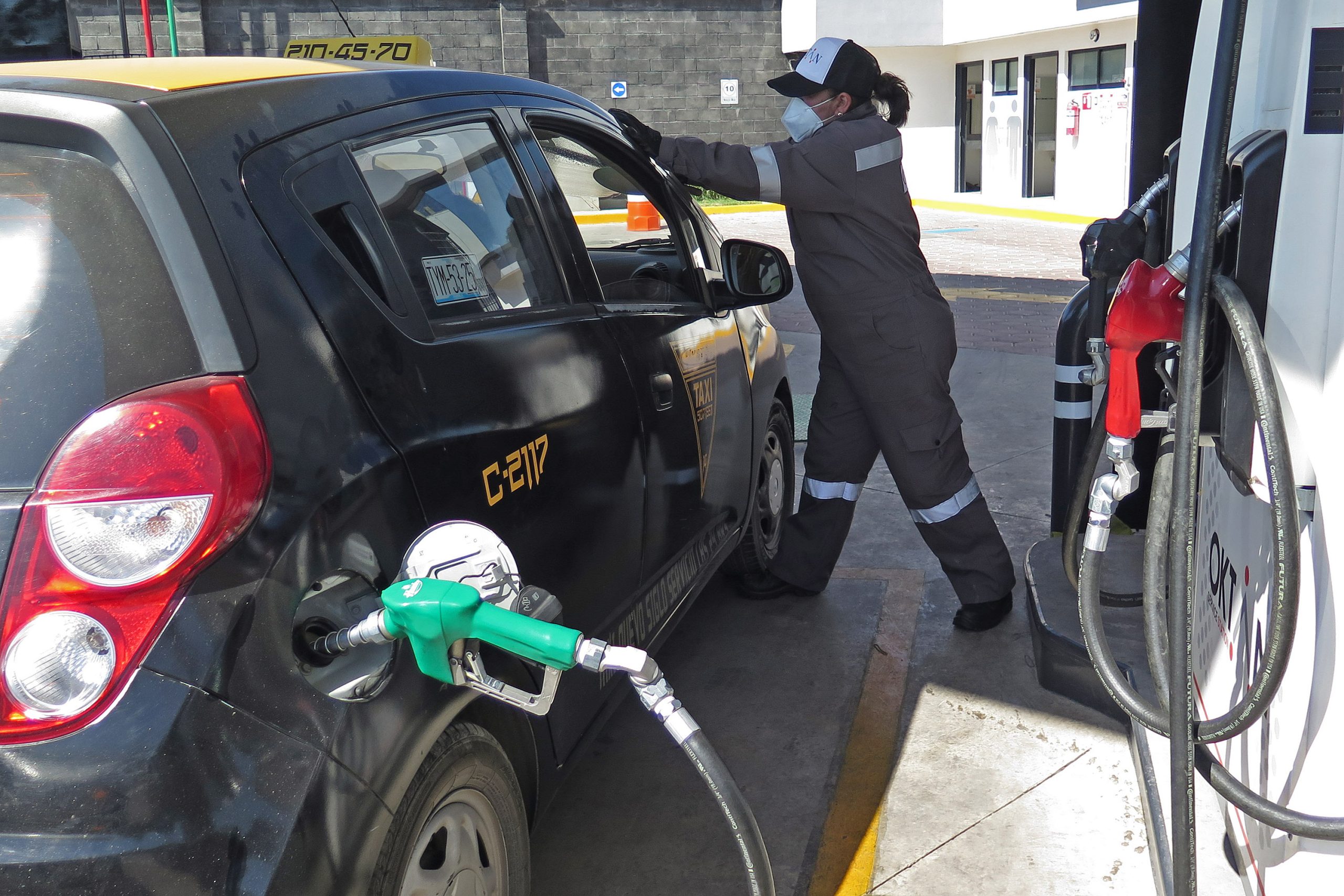 Pagarán subsidios de gasolina los ingresos extra por precios de crudo