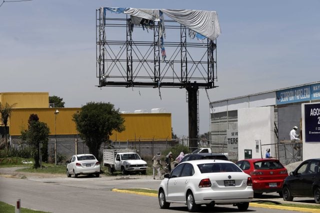 Gobierno de Puebla retira más de 300 espectaculares irregulares