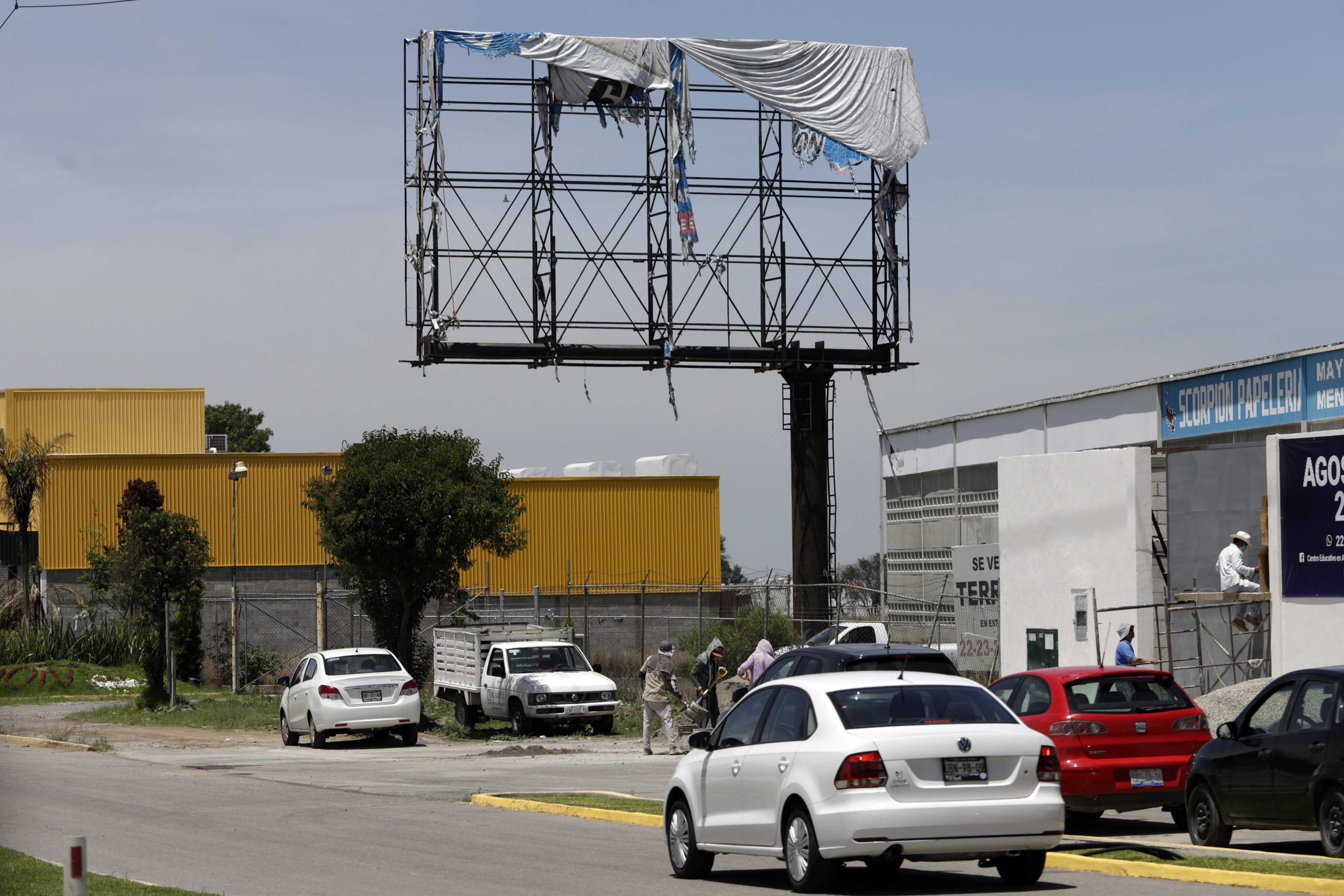 Gobierno de Puebla retira más de 300 espectaculares irregulares