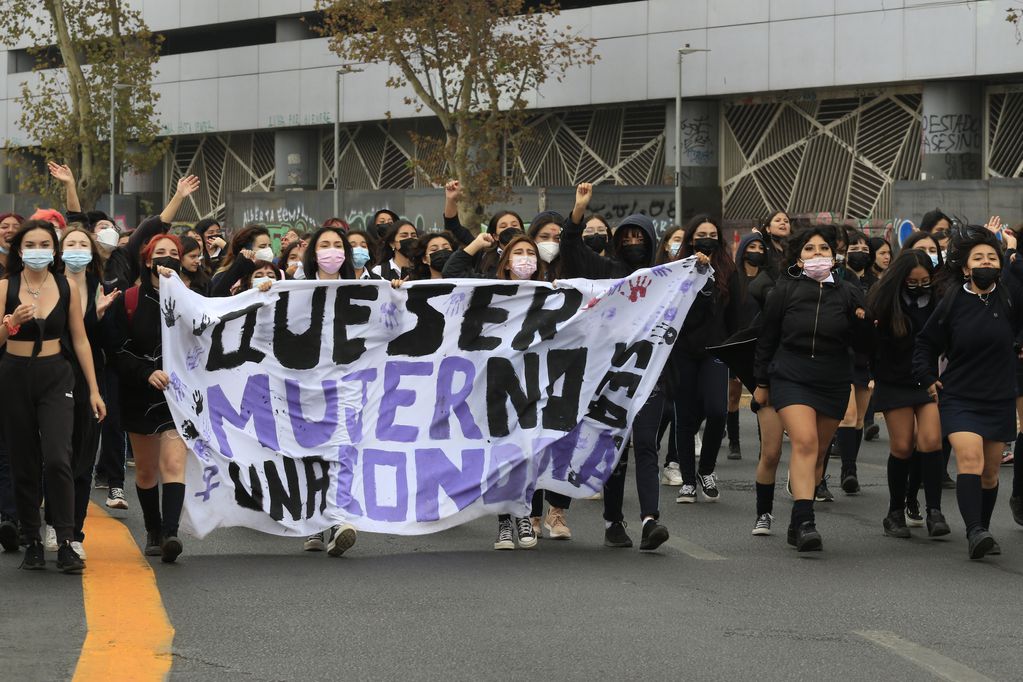 “No quiero tu piropo ni tu acoso”: Estudiantes secundarias  marchan por Santiago tras denuncias de acoso y abuso en colegios