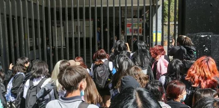 Estudiantes secundarios protestan frente al Instituto Nacional para exigir medidas contra el acoso y abuso sexual en los colegios