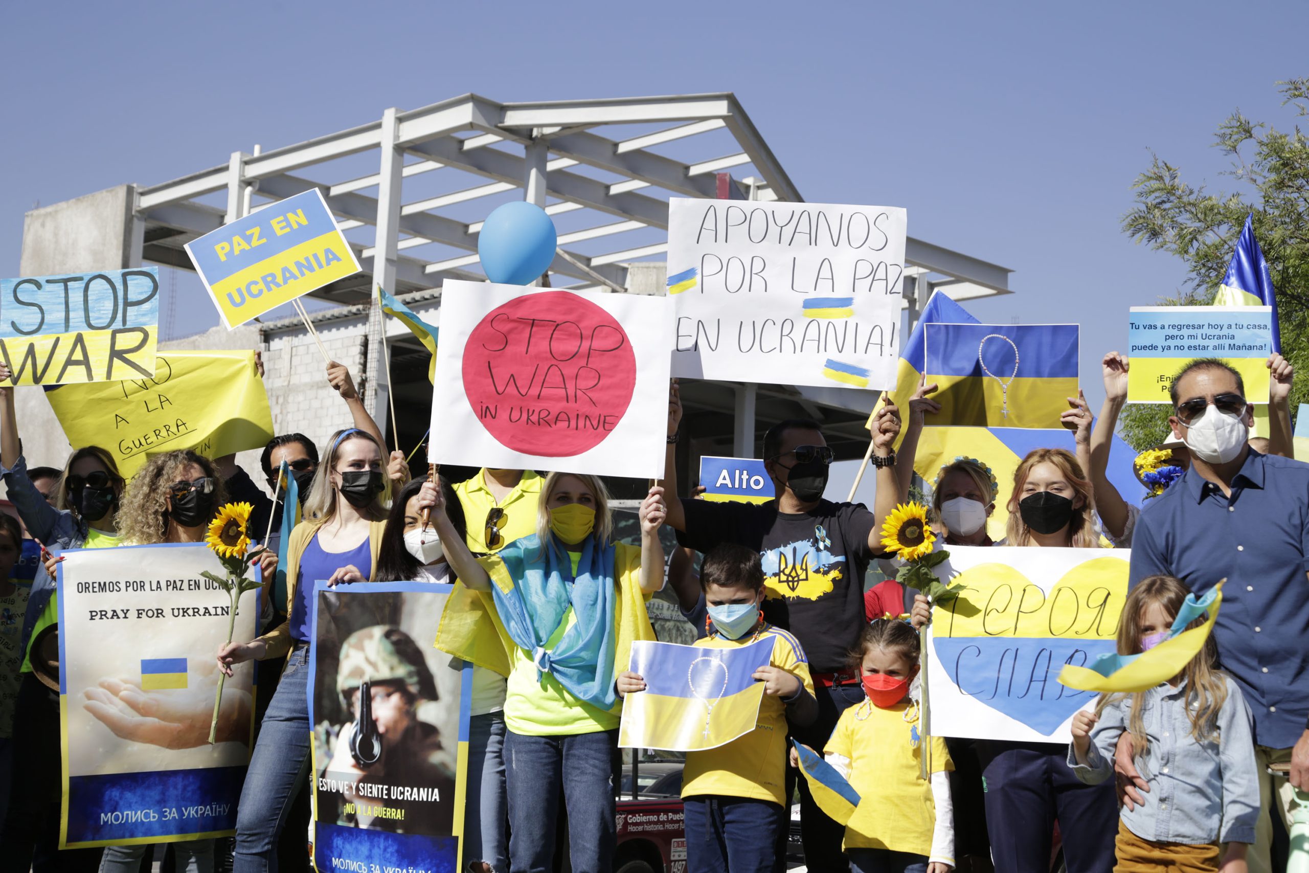 ¡Alto a la guerra!, piden ucranianos que residen en Puebla