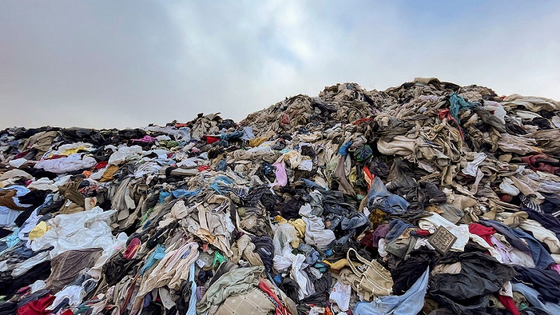 Reúnen miles de firmas para poner fin a basurero de la industria textil en desierto de Atacama