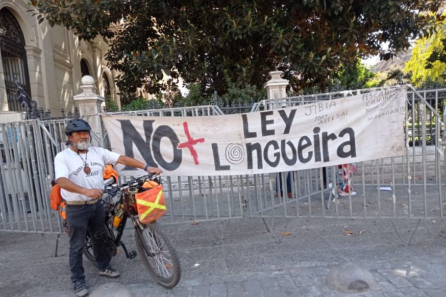 «Pescador Caminante» Gerardo Díaz llegó a La Moneda para entregar carta en la que solicita al Presidente Gabriel Boric que anule la corrupta «Ley Longueira»