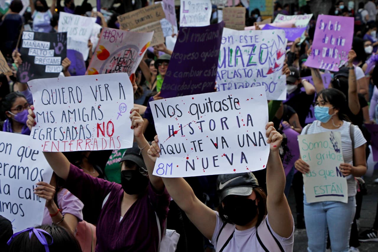 Calles de Puebla se pintan de morado y verde; feministas exigen justicia y libertad