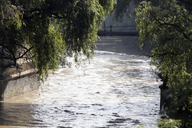 Pese a clausuras de empresas persiste la descarga de residuos al río Atoyac