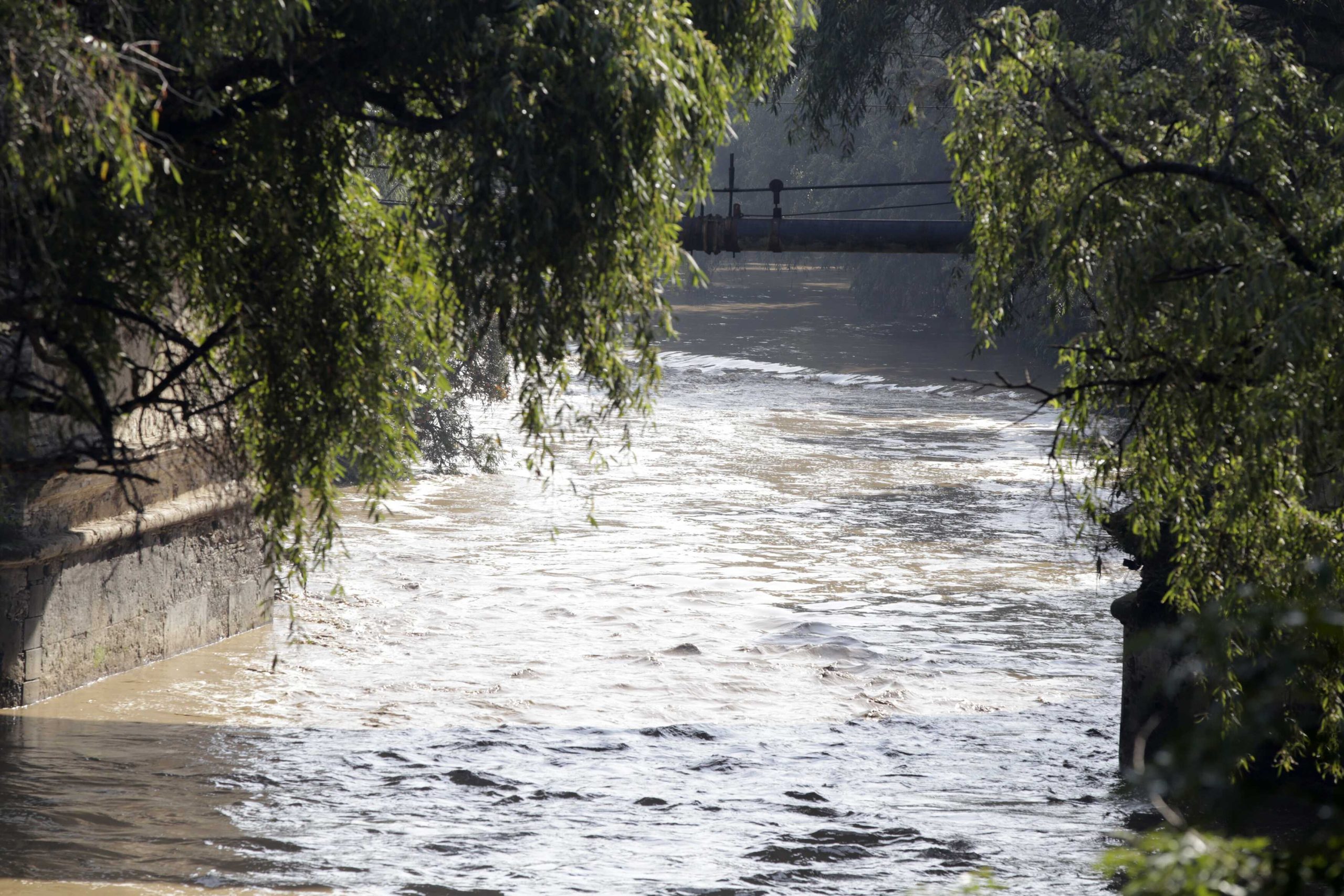 Pese a clausuras de empresas persiste la descarga de residuos al río Atoyac