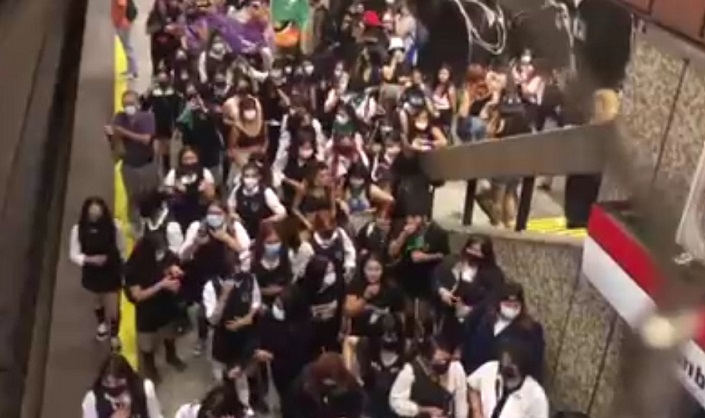 Estudiantes secundarias realizan masiva evasión en metro Baquedano Plaza Dignidad