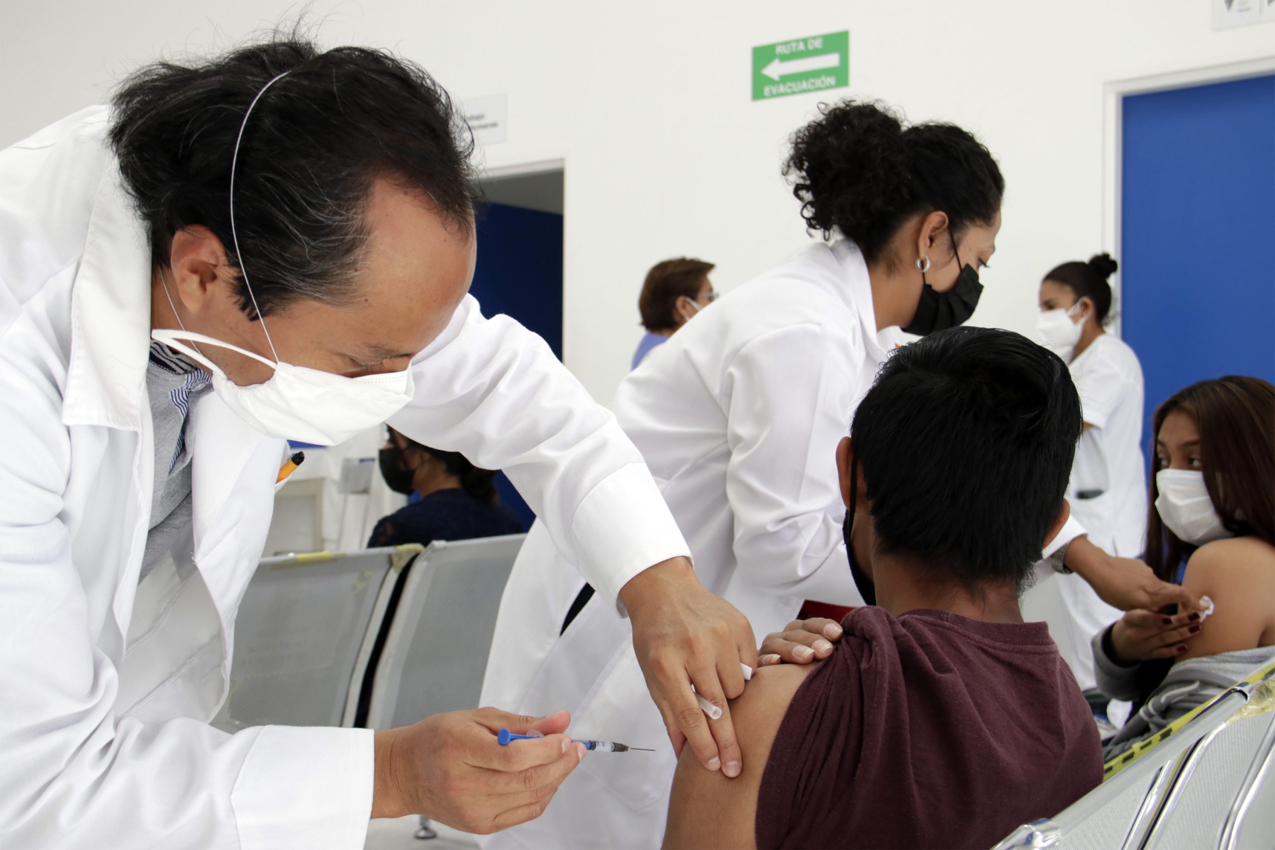 Revisa la logística para la vacunación anticovid en 74 municipios poblanos