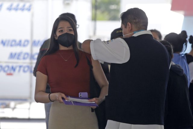 Con baja afluencia, primer día de refuerzos para 18+ en Hospital General del Sur