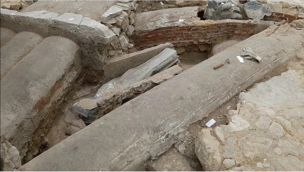 Esto oculta el sarcófago de plomo hallado bajo el suelo de Notre Dame