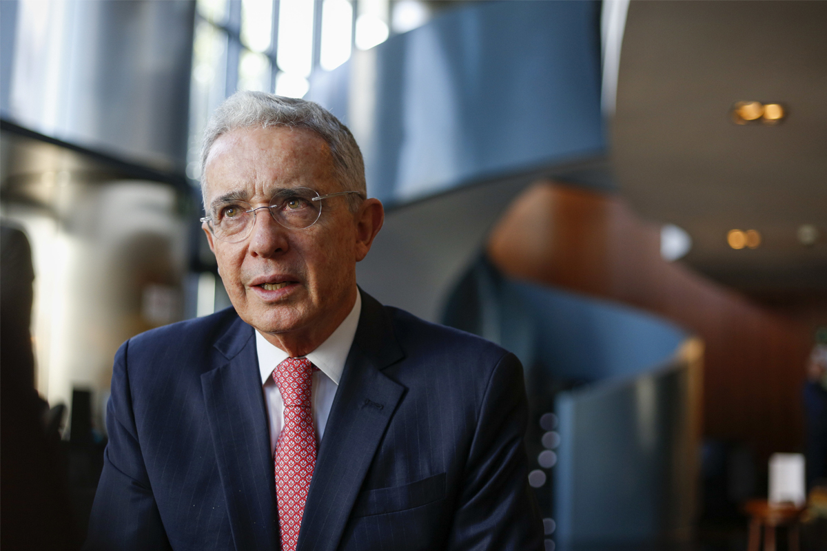 Expresidente Álvaro Uribe va a juicio por presuntos sobornos a testigos y fraude procesal
