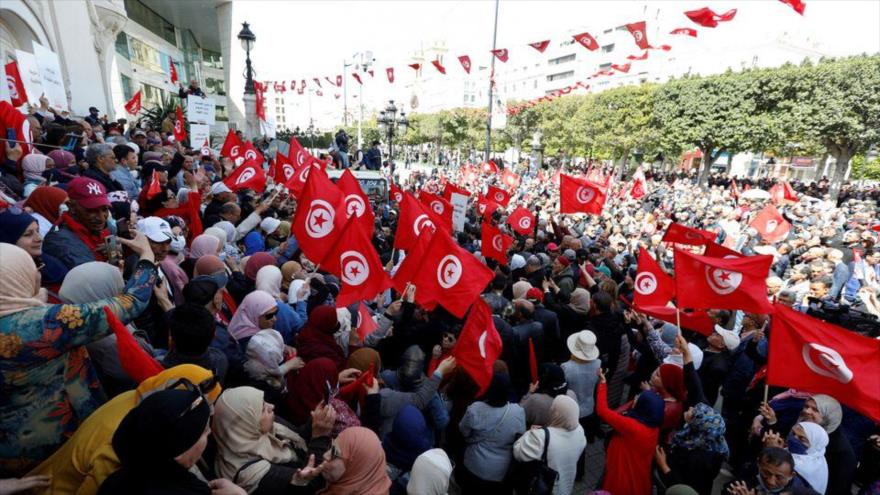 Tunecinos exigen destitución del presidente por “dictadura fallida”