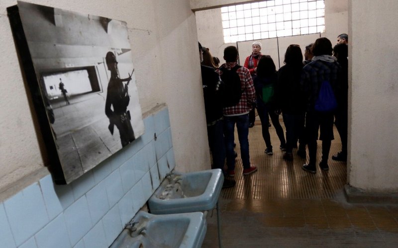 Justicia ordena indemnizar a víctima de tortura en Escuela de Suboficiales de Carabineros y Estadio Nacional