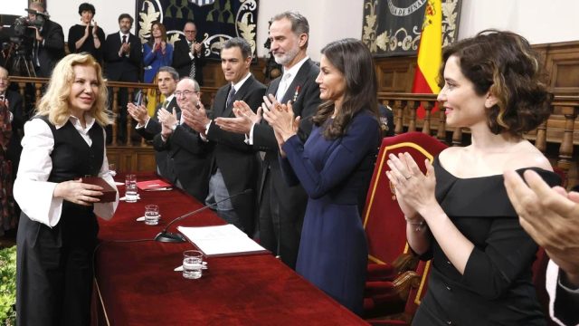 Cristina Peri Rossi recibe premio Cervantes; alza la voz por las muertas de Juárez