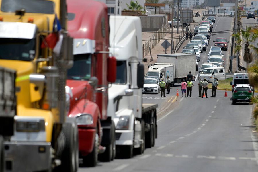 Camioneros mantienen bloqueo parcial en la Ruta 5 Sur: CNTC desestimó adherirse al paro