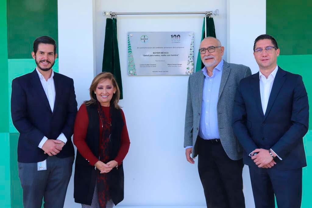 Lorena Cuéllar y director de Bayer Tlaxcala develan placa por centenario de la empresa