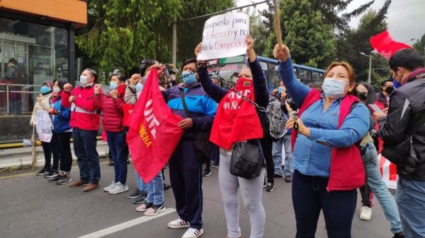 Educadores ecuatorianos salen a protestar por equiparamiento salarial