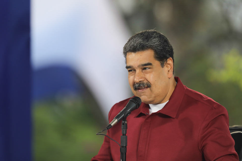 Maduro designa dos nuevos ministros para continuar con la recuperación económica