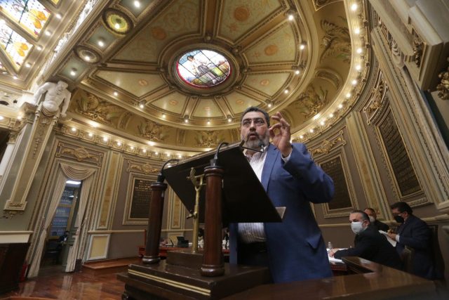 Sergio Salomón Céspedes será el gobernador sustituto en Puebla, acuerda el Congreso