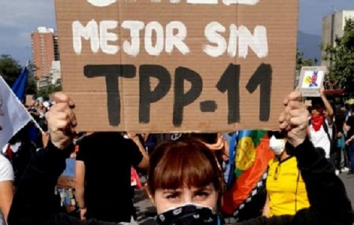 Chile Mejor sin TLC mujer sostiene pancarta con la frase mejor sin tpp11