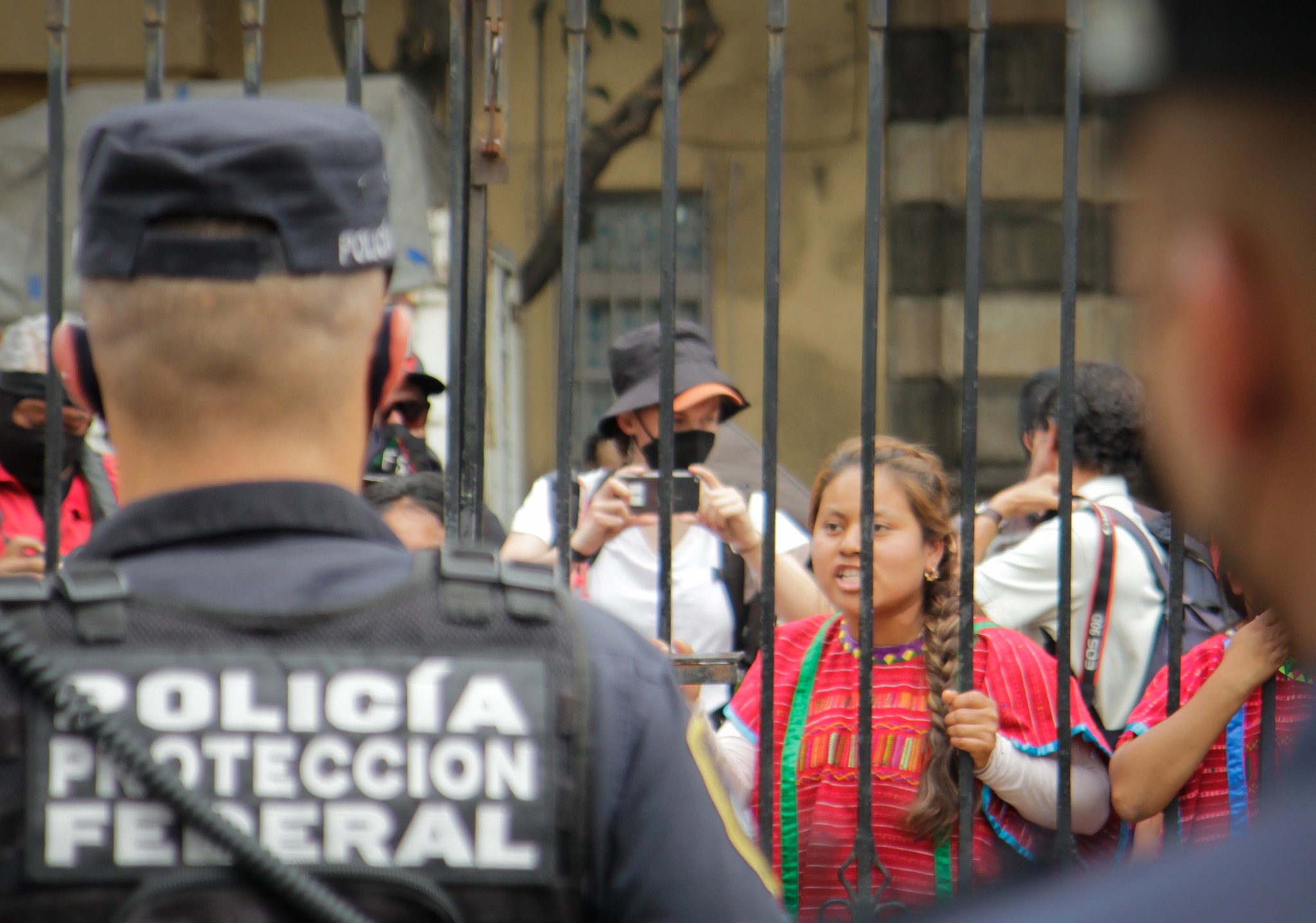 Triquis de Oaxaca cierran paso hacia la Secretaría de Gobernación