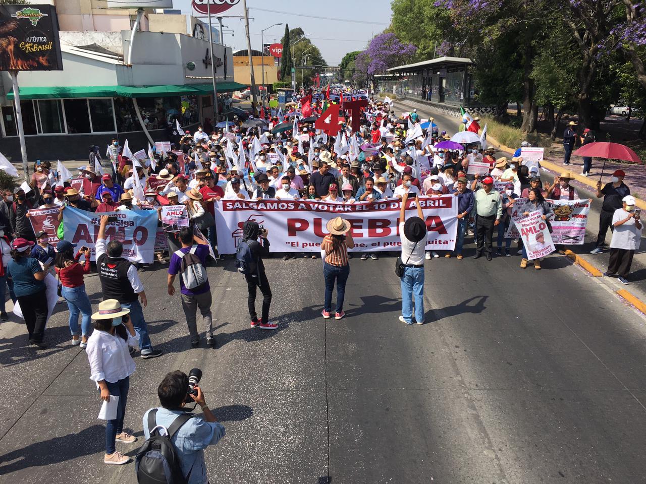 Con marcha, militantes de Morena promueven la revocación de mandato