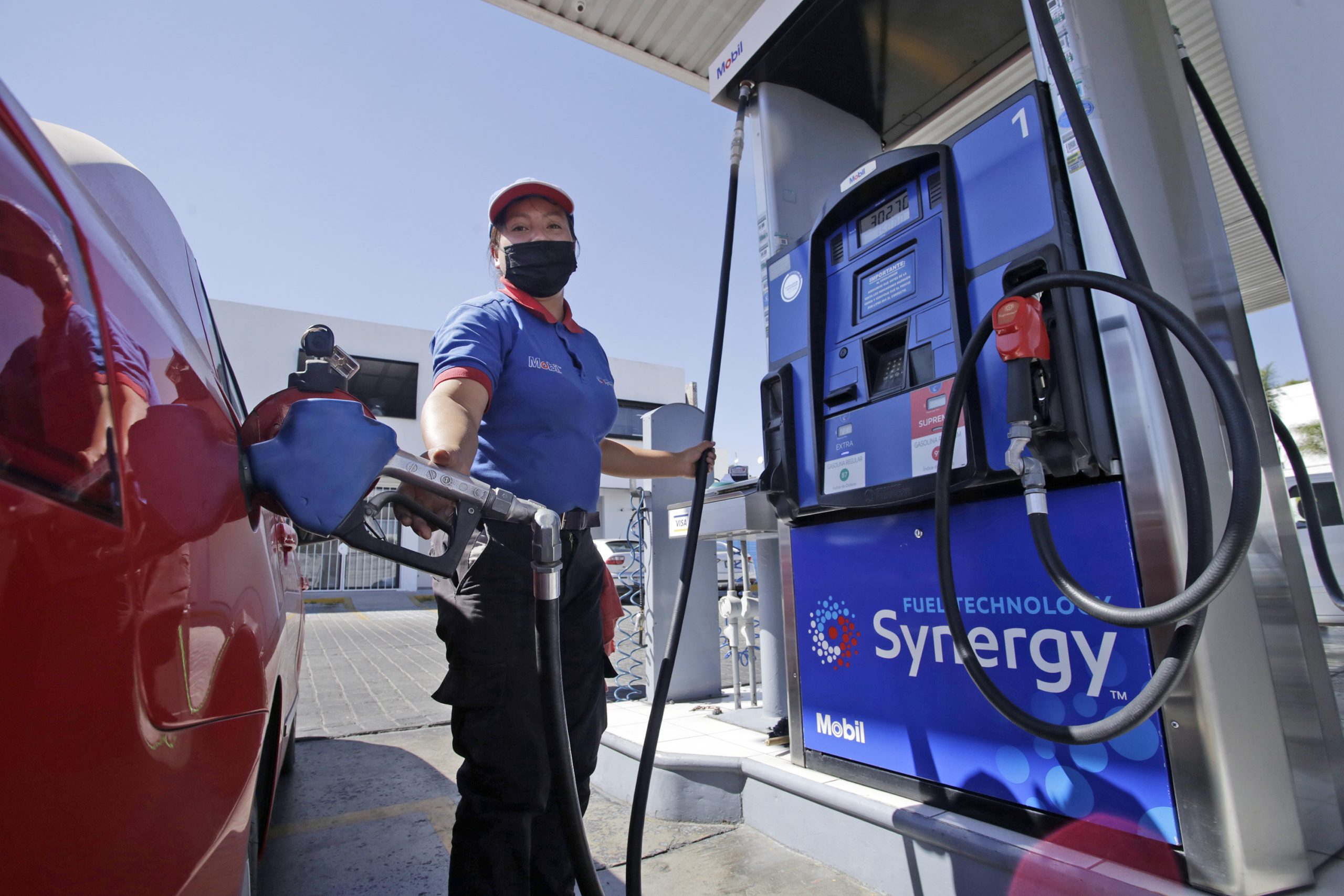 Subsidios a la gasolina llegarían a 330 mil mdp, estima SAT