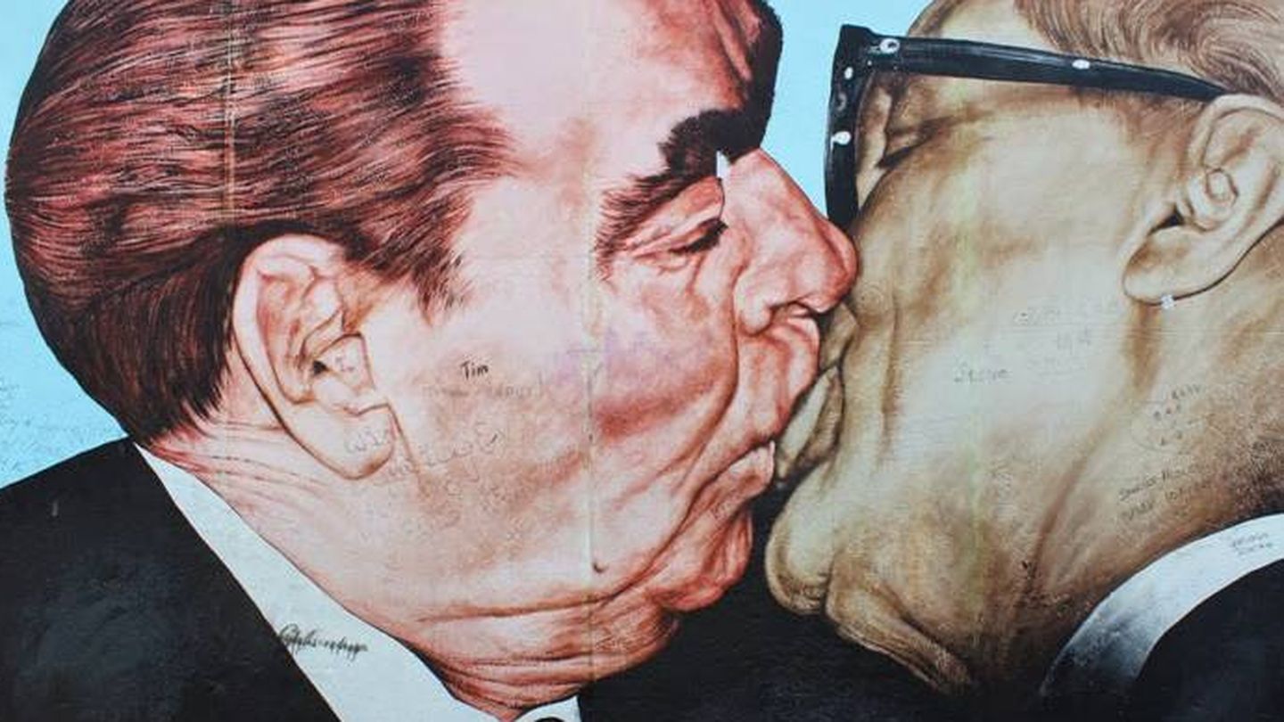La historia detrás del beso comunista más famoso