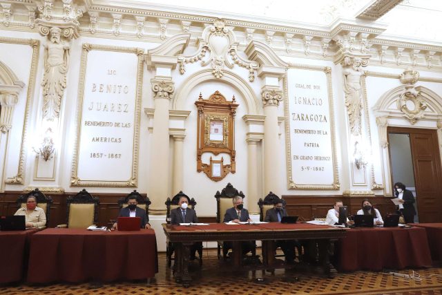 Comisión aprueba finanzas de Comuna poblana con sobregasto de 336% en salarios