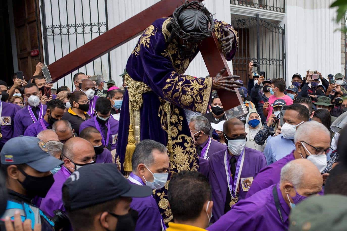 Devotos celebran Semana Santa en las iglesias venezolanas tras dos años de pandemia