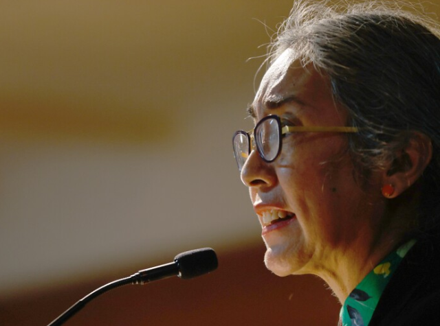 Escritora Cristina Rivera aborda el machismo al recibir premio José Donoso 2021