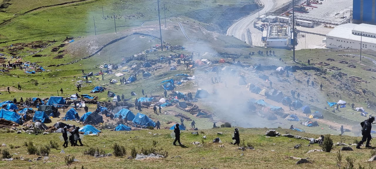 Perú: Al menos 14 comuneros heridos en enfrentamientos con la policía tras desalojo de minera Las Bambas