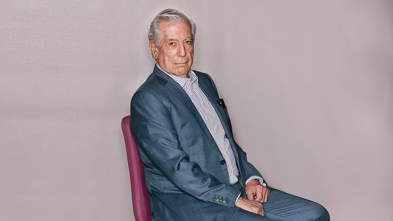 Vargas Llosa presenta complicaciones por covid-19, lo hospitalizan