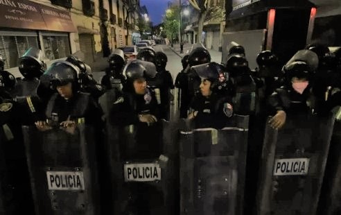 Desalojan policías a feministas de CNDH tras denuncia de agresión a mujer