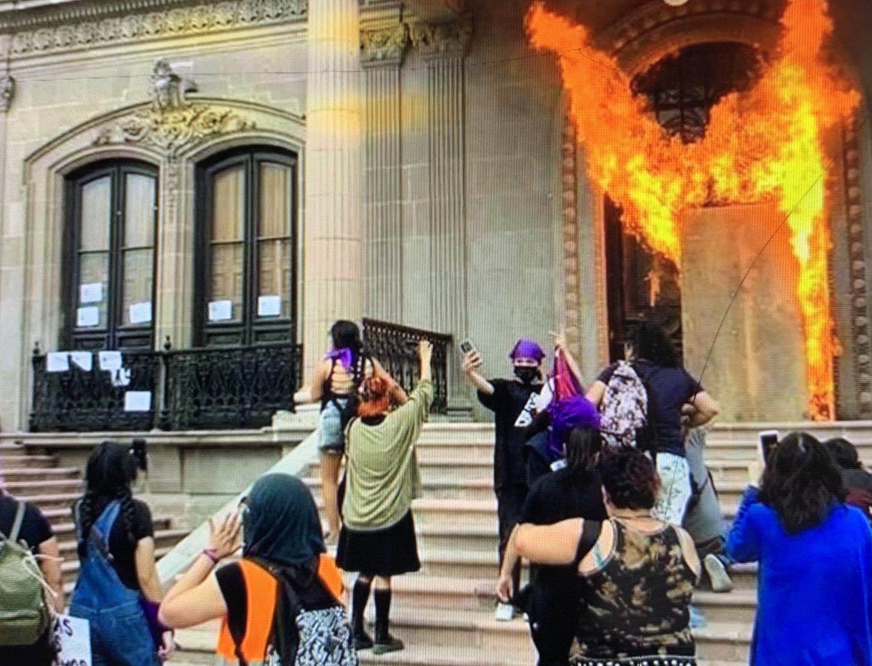 Manifestantes prenden fuego a puerta de Palacio de Gobierno en Nuevo León