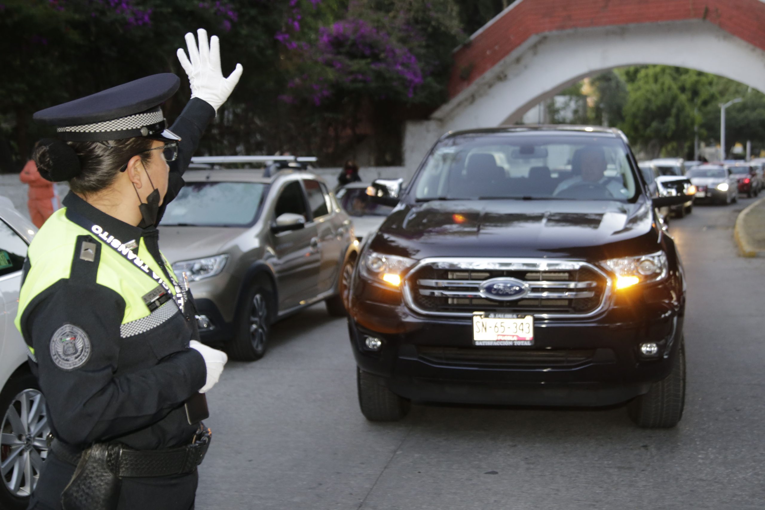 Policías de Tránsito municipal aplican infracciones; retiran placas en Centro Histórico
